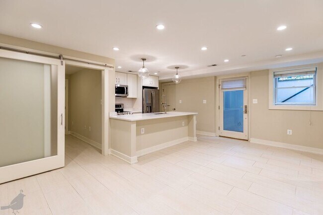 Foto del edificio - Chic One-Bedroom Plus Den Near Eastern Mar...