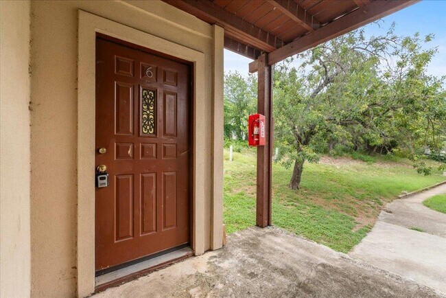 Foto del edificio - 908 N LBJ Dr