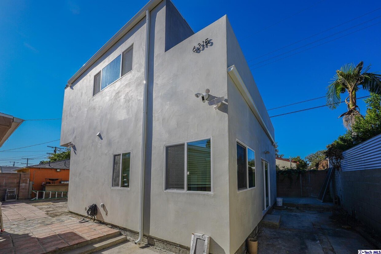 Foto principal - 6315 Beeman Ave