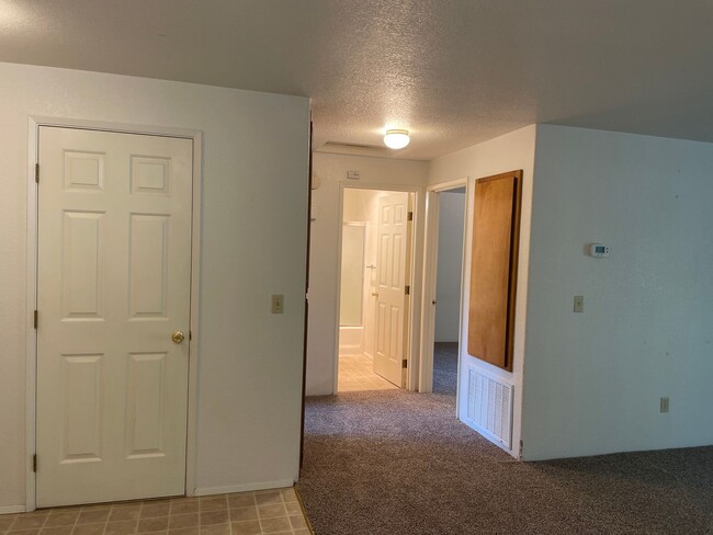 Building Photo - Very Nice 2 Bedroom 1 Bath Duplex in Grant...