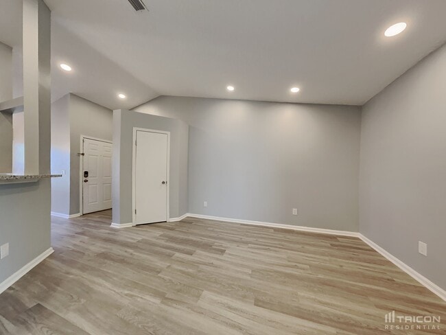Building Photo - 1707 Ashwood Cir