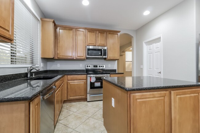 Building Photo - Gorgeous 4 Bedroom 3 Bath home located in ...