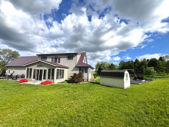 Building Photo - Spacious 4BR/3.5BA Single Family Home on 2...