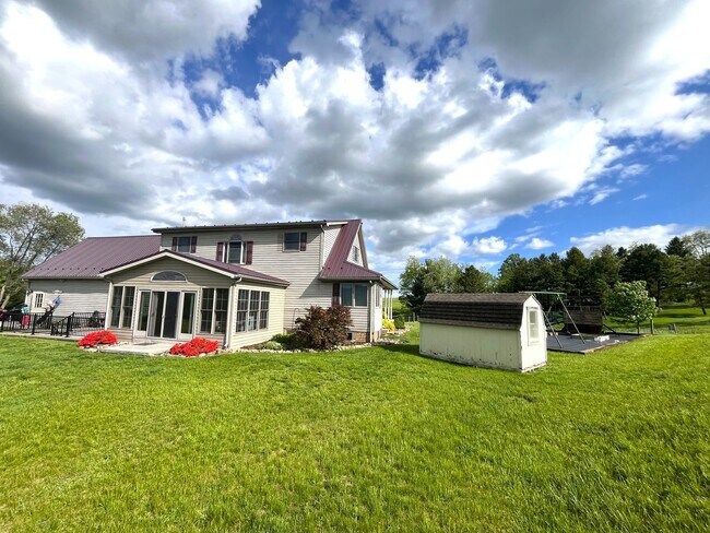Foto del edificio - Spacious 4BR/3.5BA Single Family Home on 2...