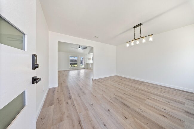 Building Photo - 9115 Tanager St