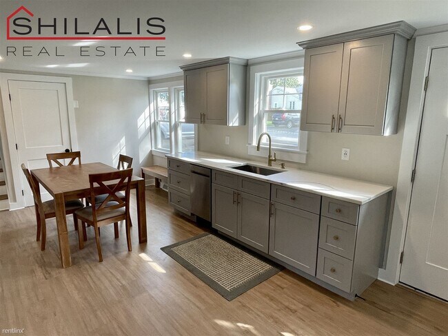 Foto del edificio - 3 br, 2 bath House - 5 Pond St