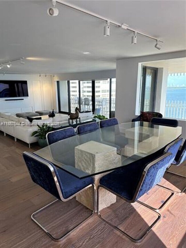 Foto del edificio - 2 Grove Isle Dr