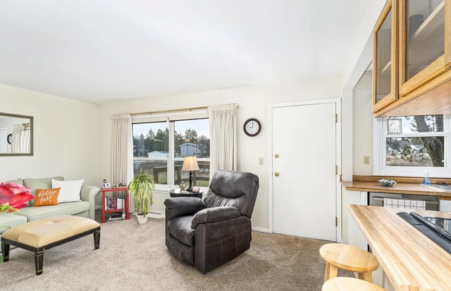 Building Photo - Three Bedroom Townhome n Aspenwood!