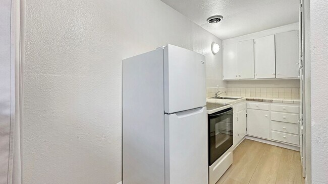 Foto del edificio - Cozy 1-bdrm, 1-bath in gated complex, includes 1 parking space, Located steps from schools and Hi...