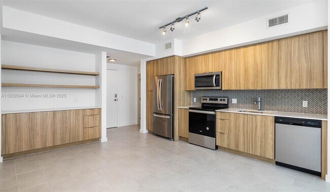 Building Photo - 2150 N Bayshore Dr