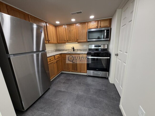 Building Photo - 319 Willow Dr