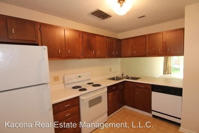 Building Photo - 2 br, 1 bath House - 1220 Village Rd #7
