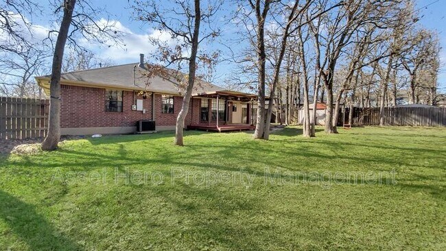 Building Photo - 3011 Manorwood Dr