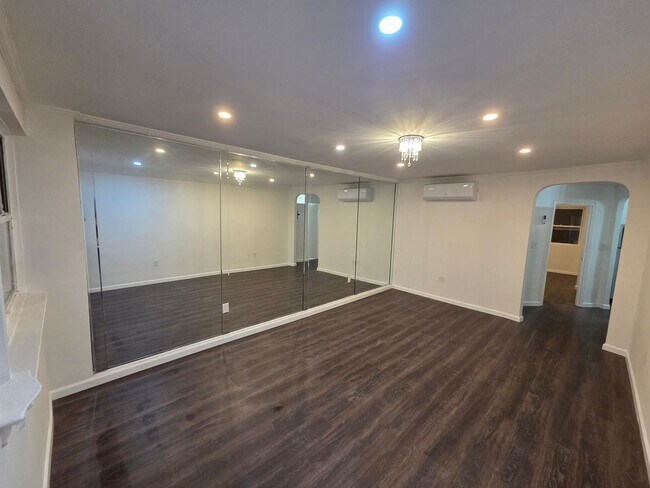 Foto del edificio - Bright & Cozy 2BR Duplex in Prime Brooklyn...