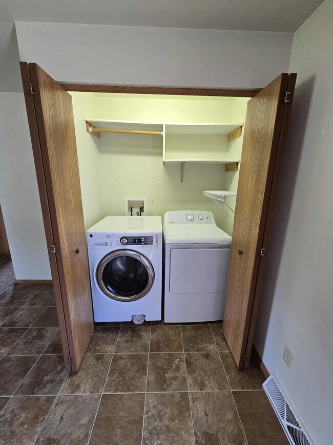 Foto del edificio - Townhouse (2 bdrm with 2.5 car garage, yard, private basmnt)