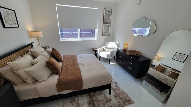 Foto del edificio - 1182 W 32nd St