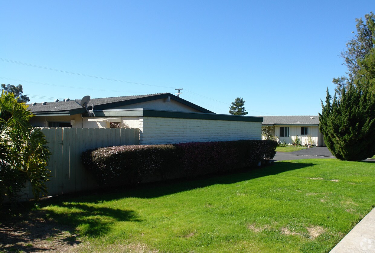 Building Photo - 1053 Meadowlake Dr