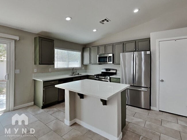 Building Photo - 423 Regal Robin Way