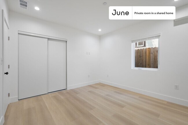 Foto del edificio - Private bedroom in 3 bed/2 bath Home