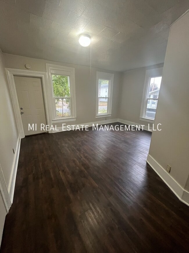 Building Photo - 305 E Grove St