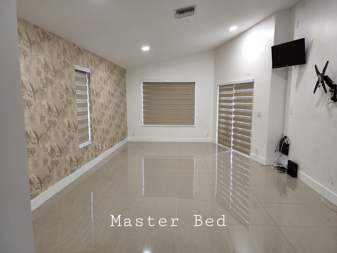 Master Bed - 6980 NW 18th Ct