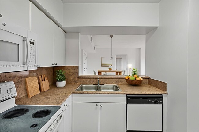 Building Photo - 9340 Fontainebleau Blvd