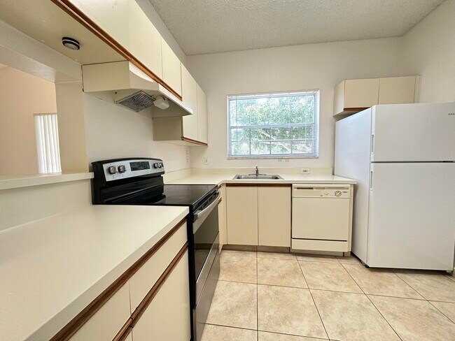 Building Photo - 651 Cypress Lake Blvd
