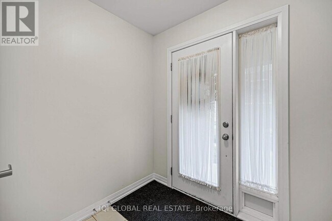 Building Photo - 585 Colborne St