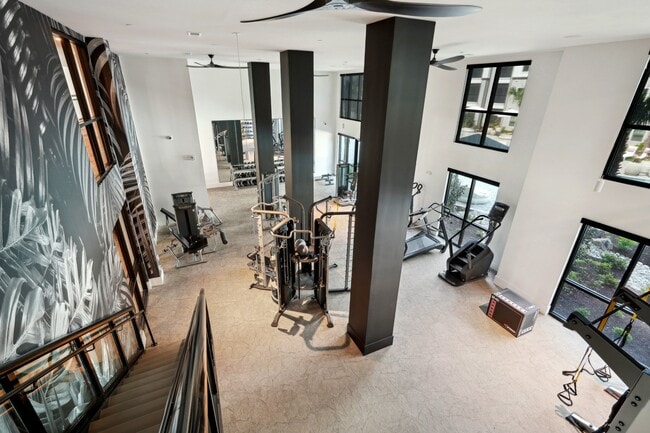 Amplio gimnasio de alta resistencia con cardio, crossfit, resistencia y pesas libres - Solay Carnes Crossroads