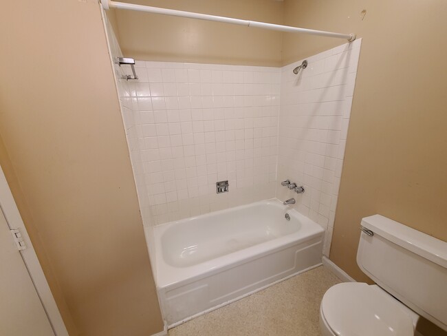 main bath - 2243 Hillcrest