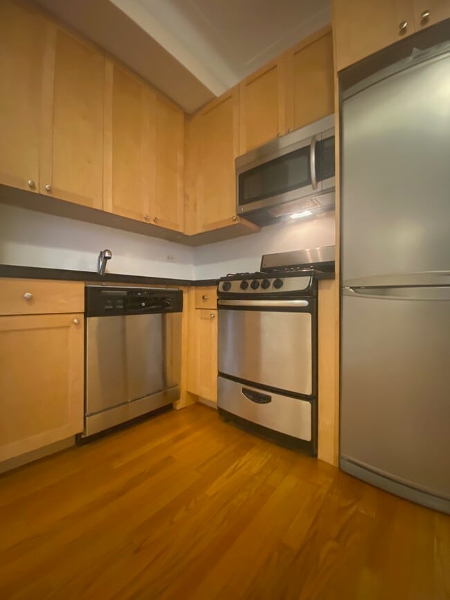 Building Photo - 114 W 13th St