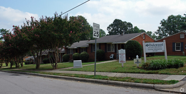 Building Photo - Oakwood Apartments