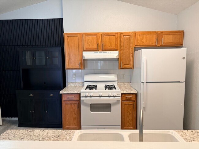 Foto del edificio - 4 Bedroom - 2 bath duplex located near campus and State Highway 9