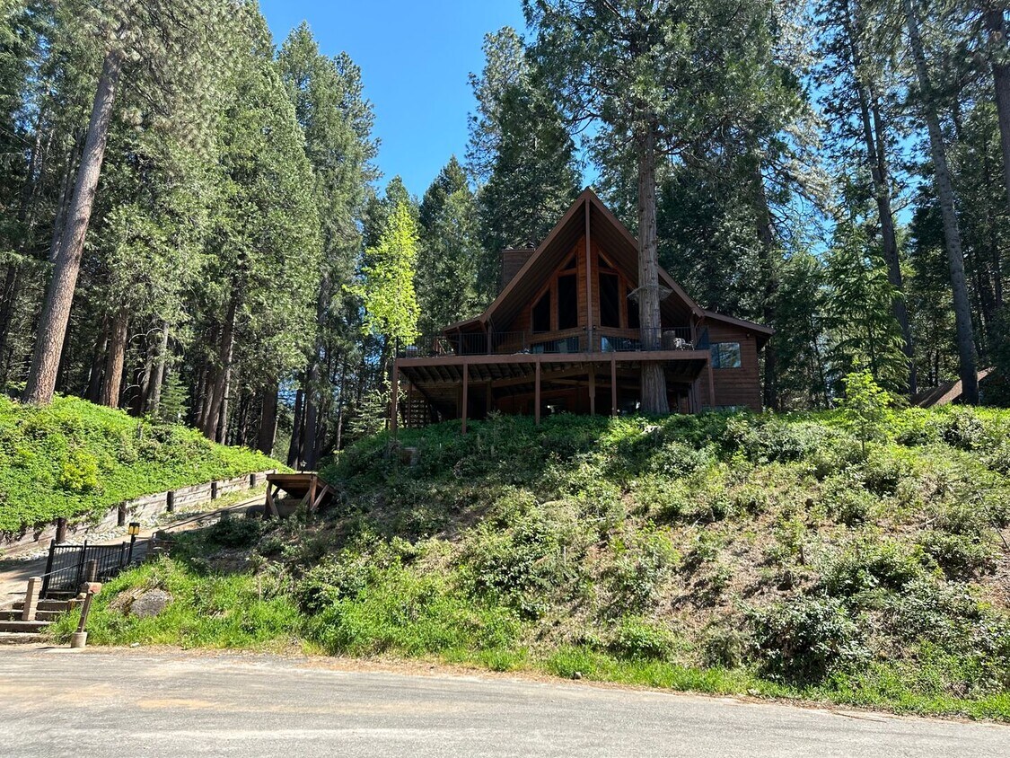 Primary Photo - Stunning 3 Bedroom 2 Bathroom Home in Casc...