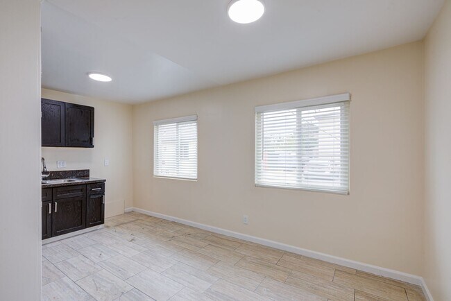 Foto del edificio - Vanowen Street Residences