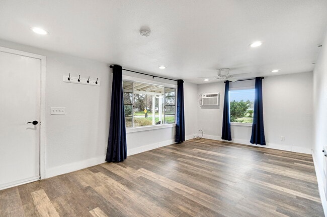 Building Photo - 480 N Rio Vista Ave