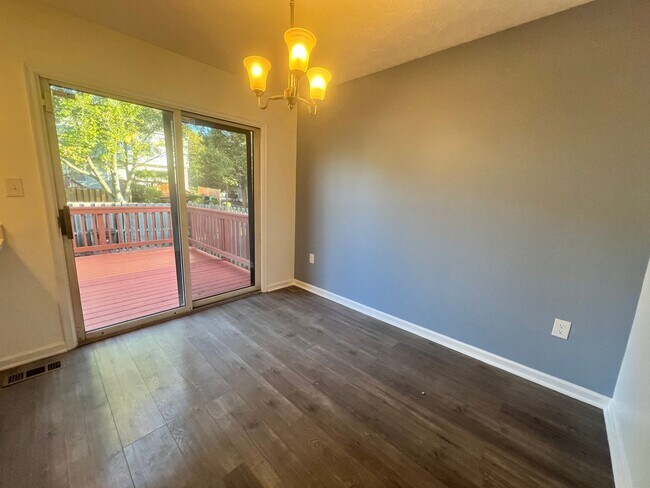 Building Photo - Lovely 3BR/ 2 Full/2 Half Bath EOG Townhou...