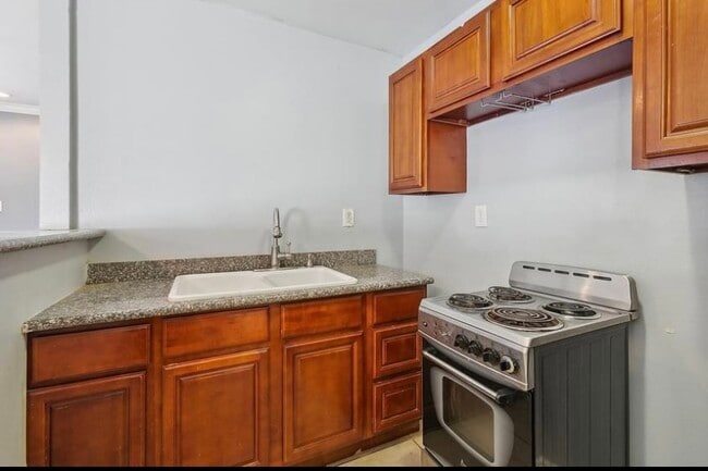 Building Photo - 2135 Mirabeau Ave