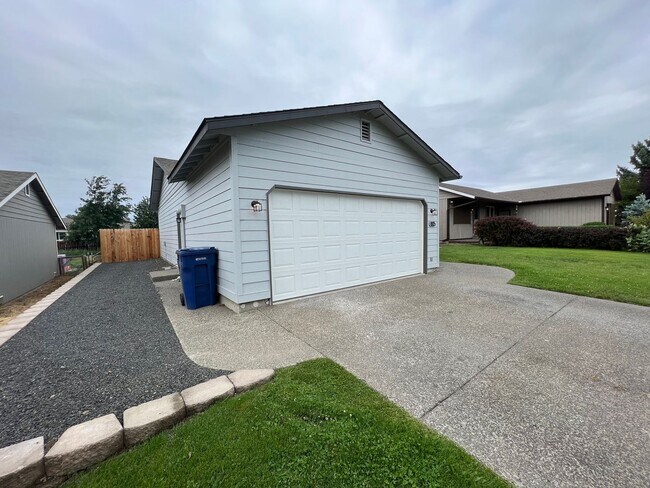 Building Photo - 3 Bedroom Home