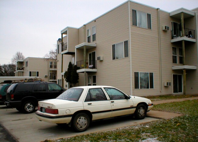 Building Photo - 141 Birch St N