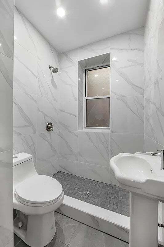 Building Photo - 327 E 10th St