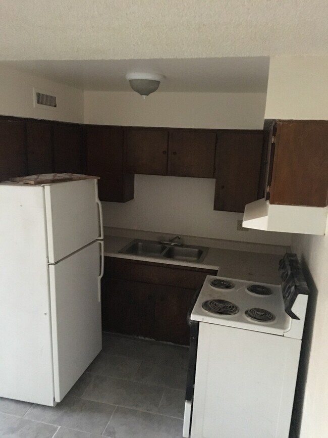 Building Photo - 615 S Royal Crest Cir