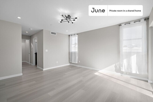 Foto del edificio - Room in Shared 5 bed/5 bath home