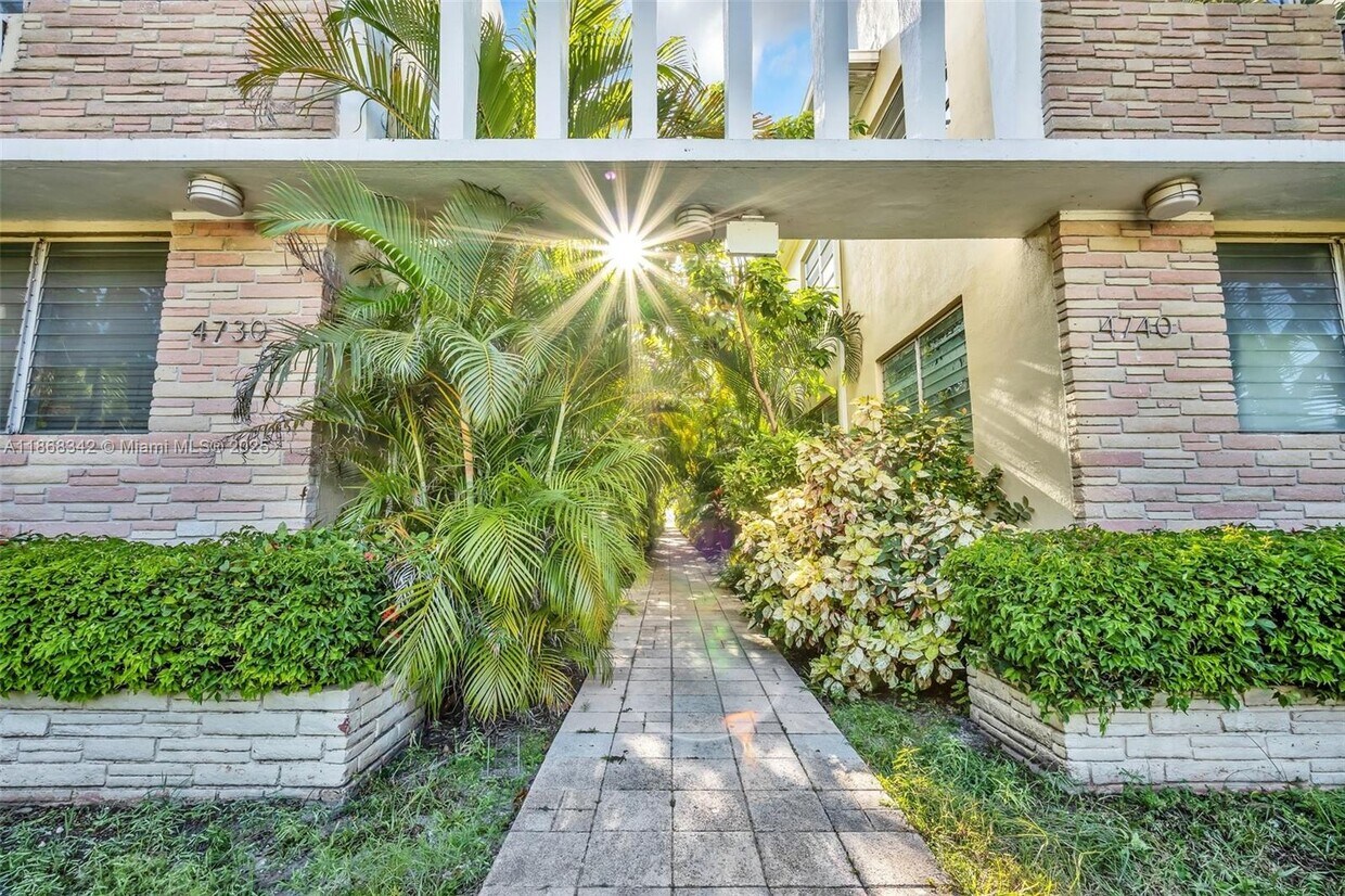 Foto principal - 4740 Pine Tree Dr