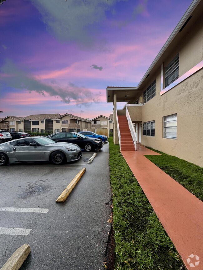 Building Photo - 10008 Twin Lakes Dr