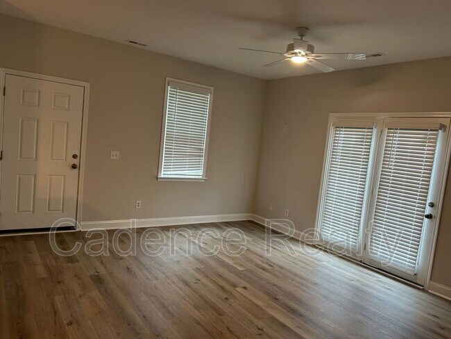 Foto del edificio - 4904 Maple Ave