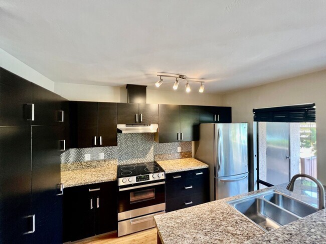 Building Photo - Contemporary 1B/1BA Condo in Hillcrest w/ ...