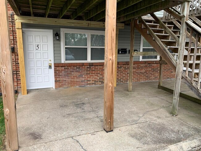 Building Photo - 384 Redding Rd