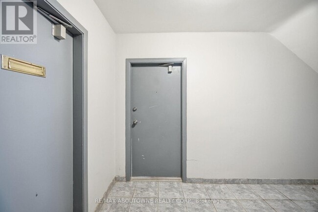 Building Photo - 2320 Hixon St