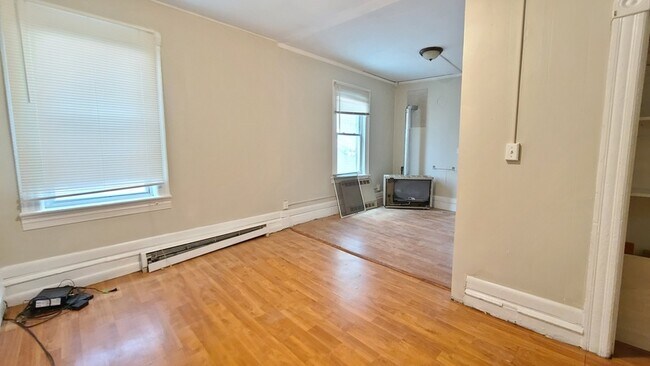 Building Photo - 27 Tilley St